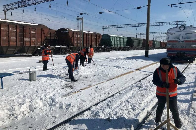 Одеські залізничники успішно ліквідовують наслідки снігової стихії - 3