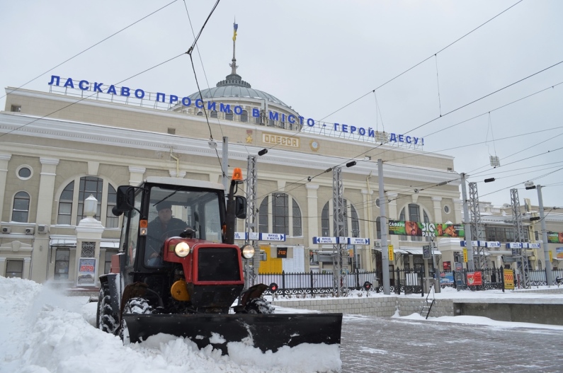 Одеські залізничники успішно ліквідовують наслідки снігової стихії - 4