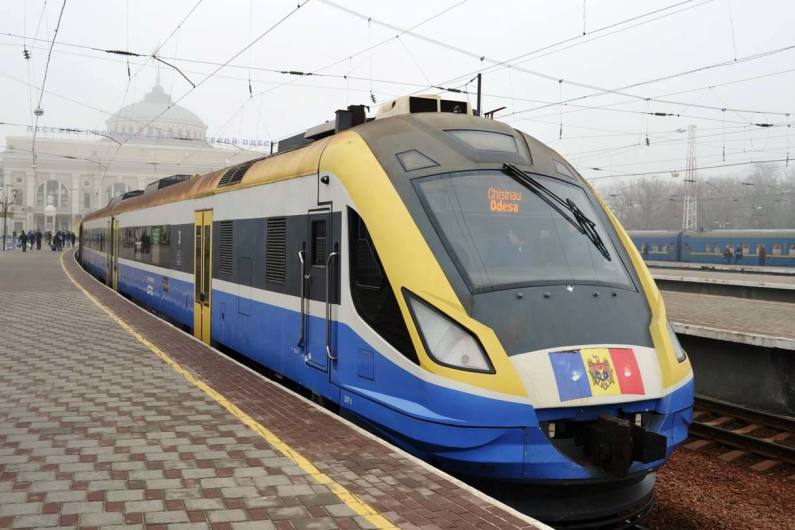 В Одесі урочисто зустріли модернізований пасажирський поїзд з Кишинева - 0