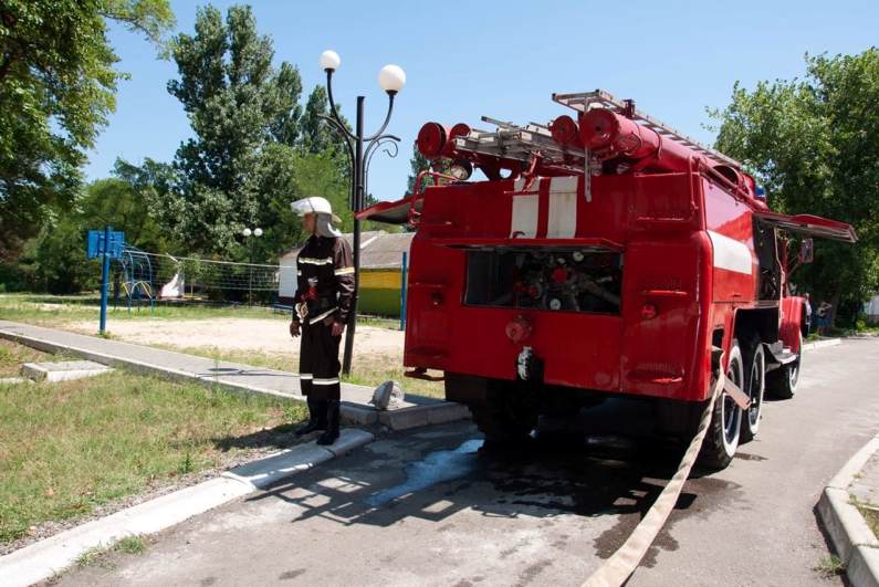 Пожежники Одеської магістралі провели практичні заняття по евакуації дітей у оздоровчому таборі - 0