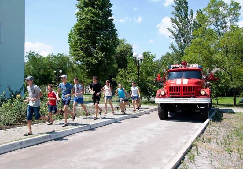 Пожежники Одеської магістралі провели практичні заняття по евакуації дітей у оздоровчому таборі - 7