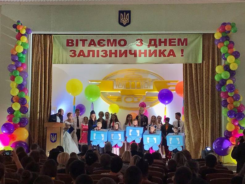 Профорієнтаційний фестиваль гумору до Дня залізничника провели в Одеській філії серед школярів та студентів-залізничників - 0