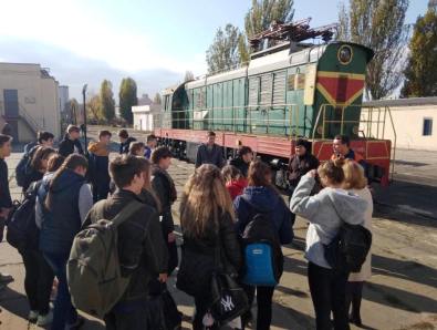 У локомотивному депо Одеса-Сортувальна школярам розказали про роботу на залізниці