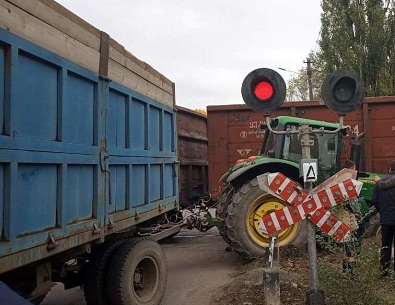 На регульованому переїзді станції Арциз водій трактора спричинив ДТП