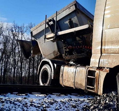 Через порушення ПДР на залізничному переїзді травмувався водій вантажівки